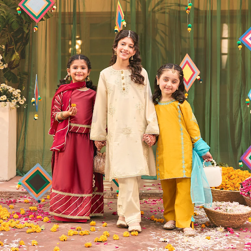 Karachi Dress Shop For Girls With Worldwide Shipping
